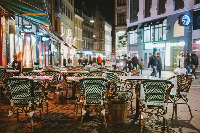 Personalefest København med borde og stole foran spisested på Strøget.